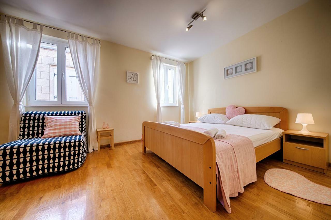 Apartments Marinkovic Komiza Bagian luar foto