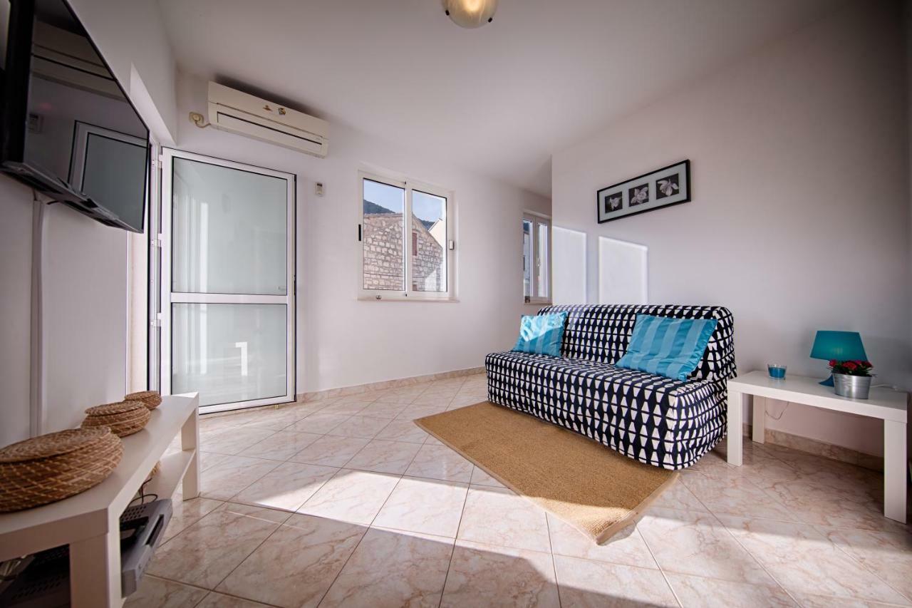 Apartments Marinkovic Komiza Bagian luar foto