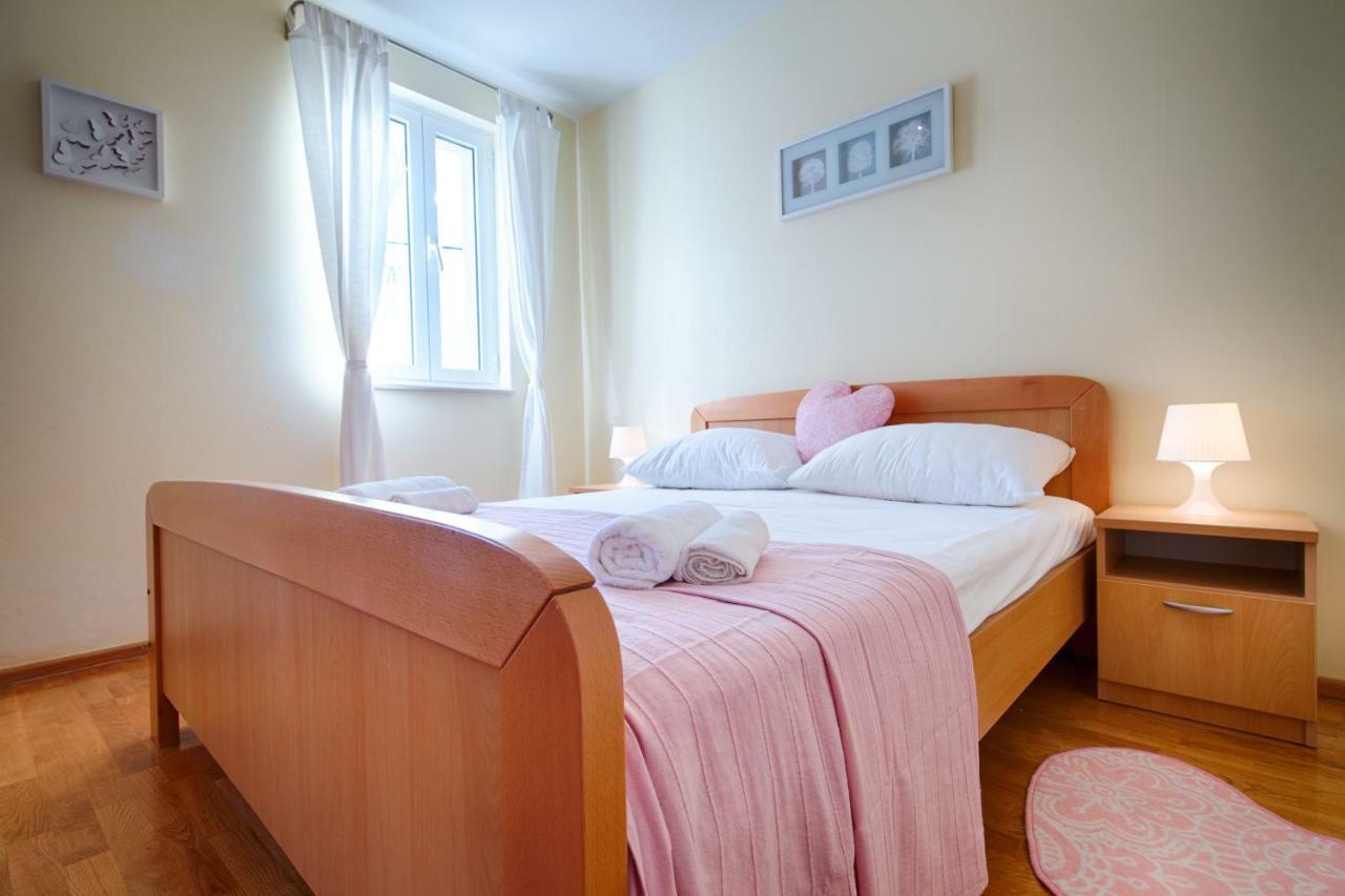Apartments Marinkovic Komiza Bagian luar foto