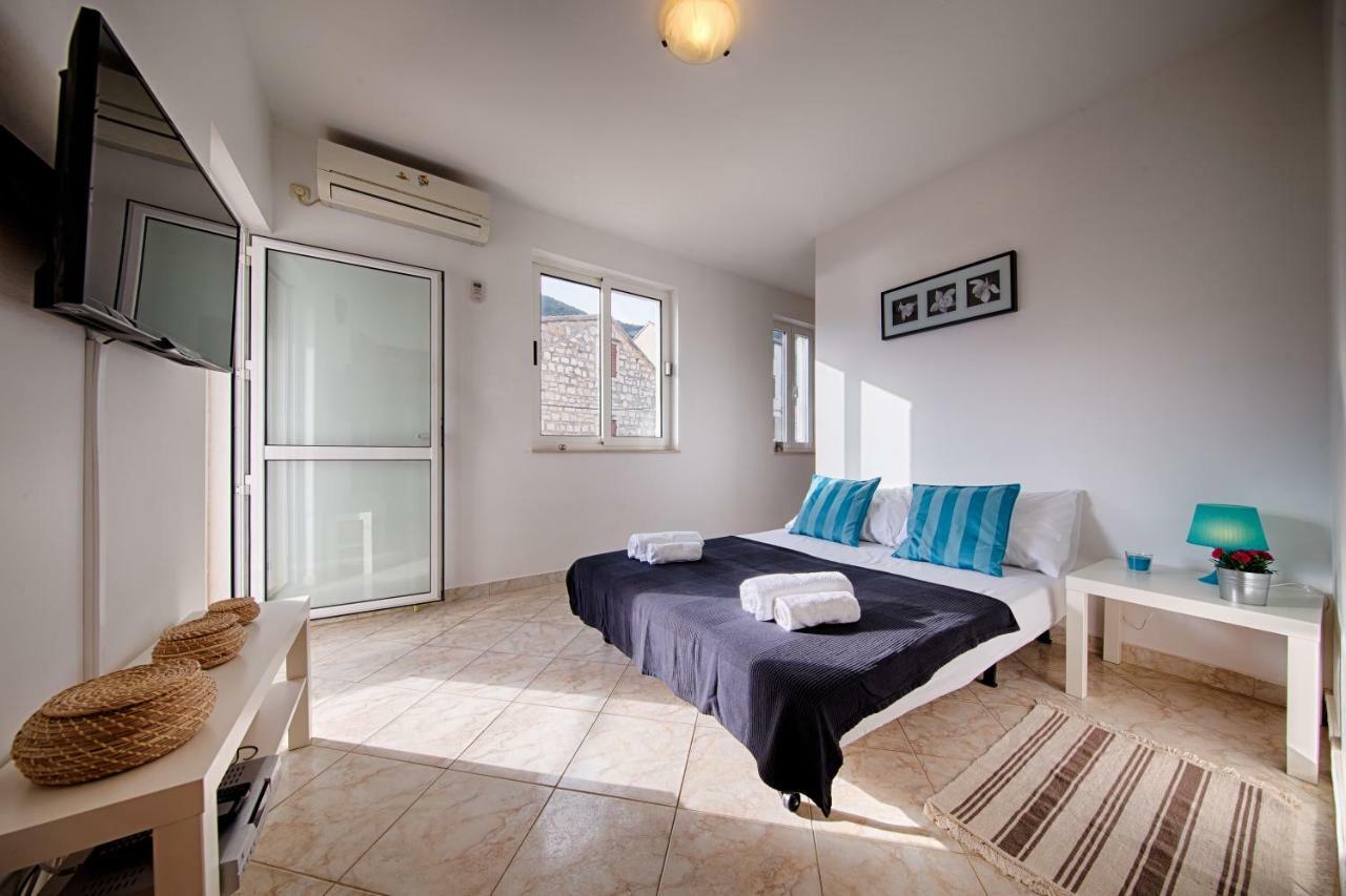 Apartments Marinkovic Komiza Bagian luar foto