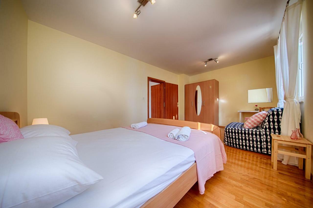 Apartments Marinkovic Komiza Bagian luar foto