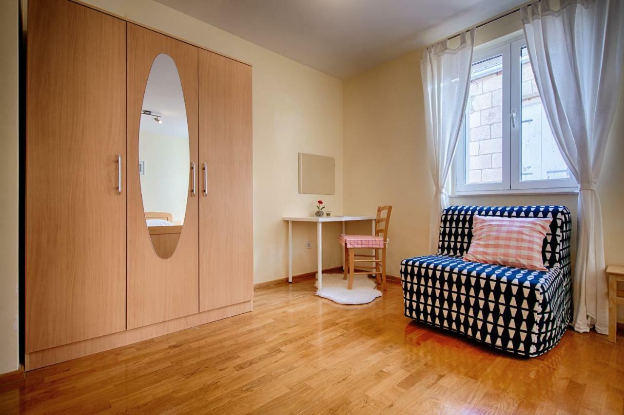 Apartments Marinkovic Komiza Bagian luar foto