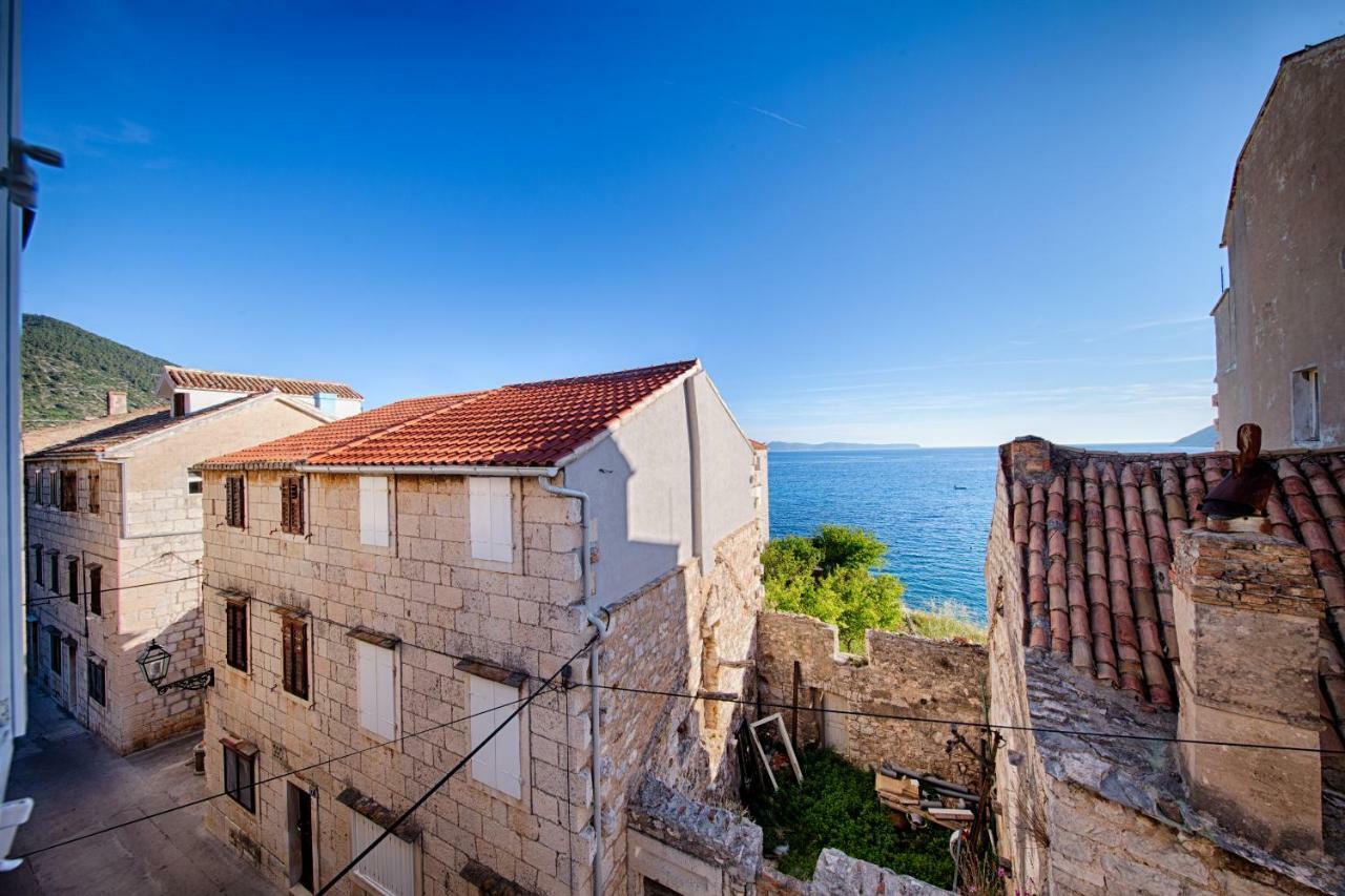 Apartments Marinkovic Komiza Bagian luar foto