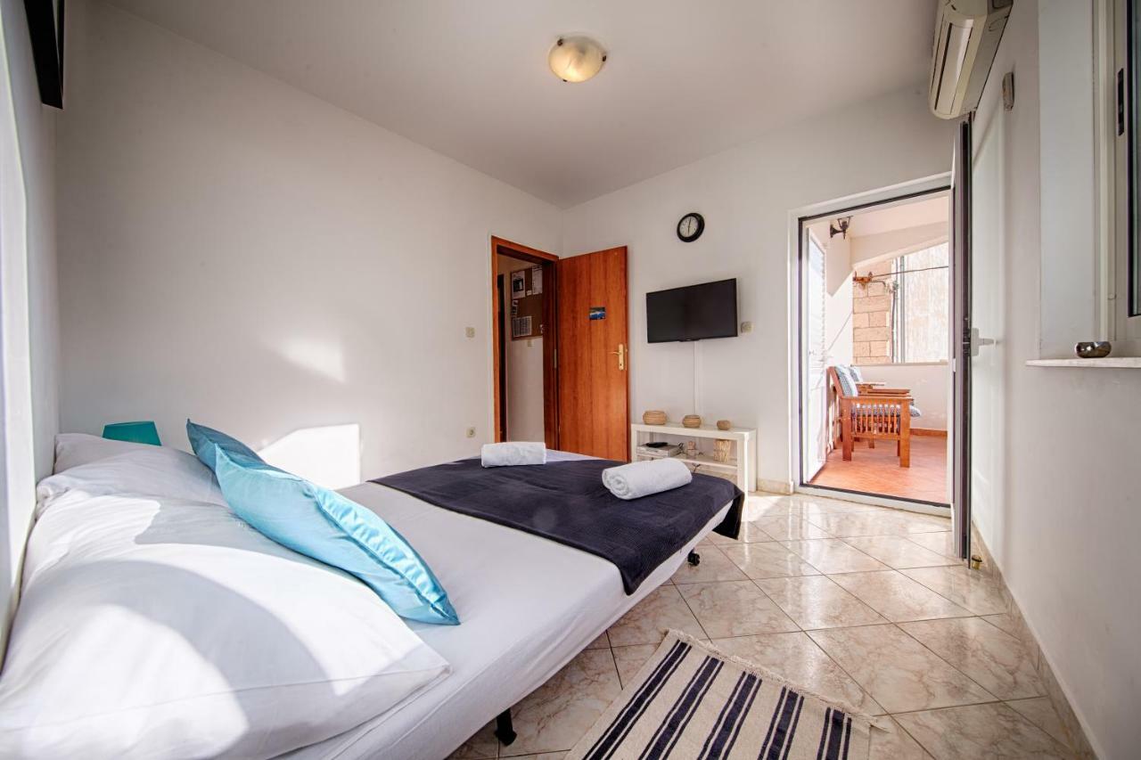 Apartments Marinkovic Komiza Bagian luar foto