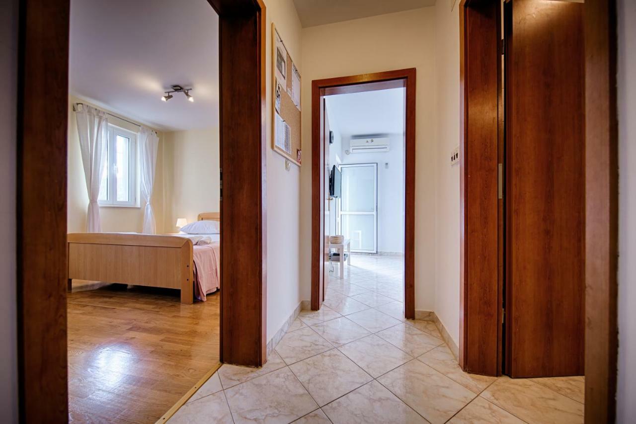 Apartments Marinkovic Komiza Bagian luar foto