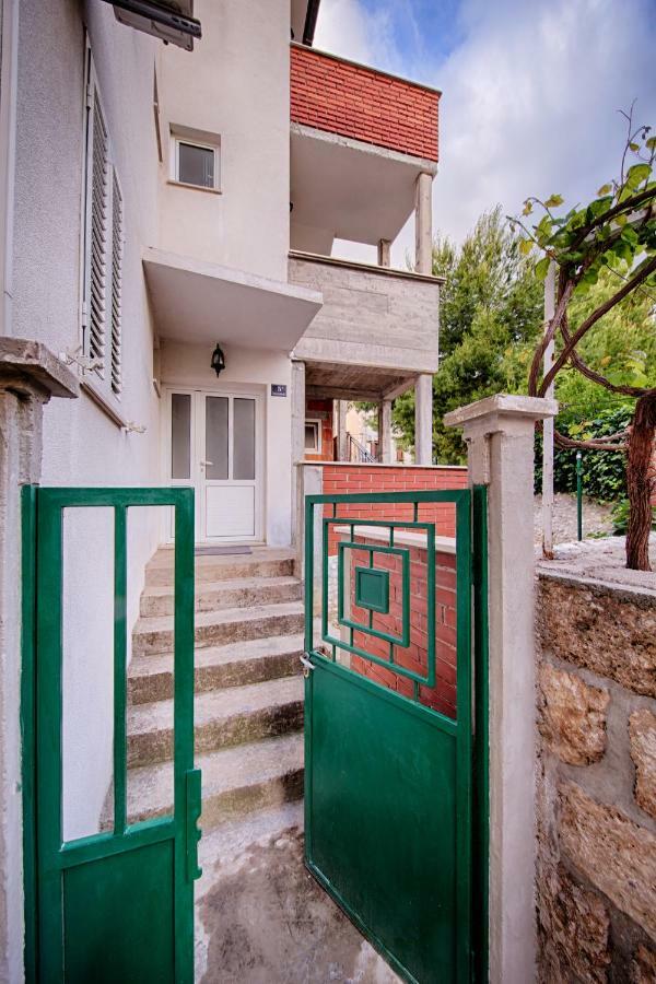 Apartments Marinkovic Komiza Bagian luar foto
