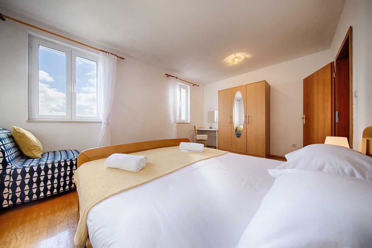 Apartments Marinkovic Komiza Bagian luar foto