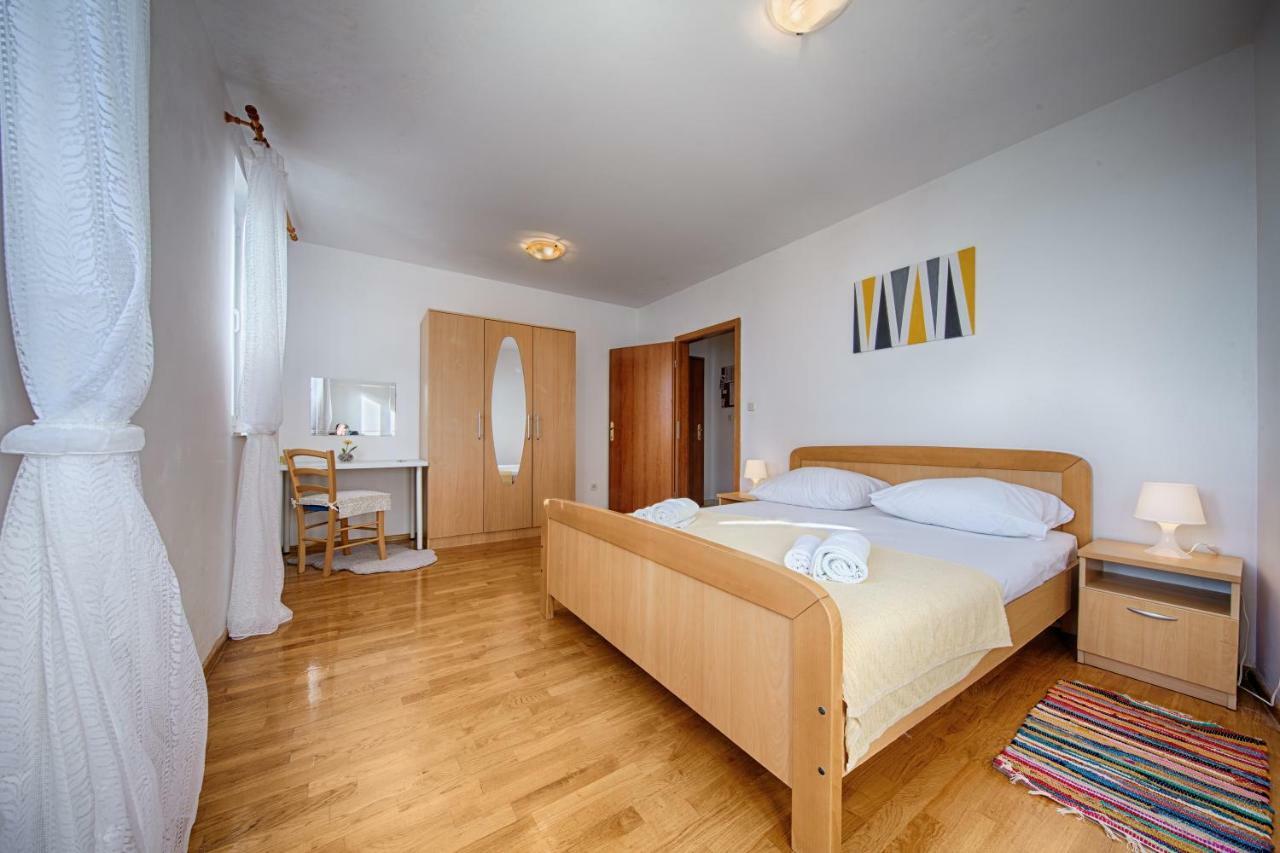 Apartments Marinkovic Komiza Bagian luar foto