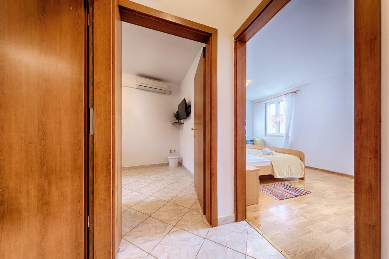 Apartments Marinkovic Komiza Bagian luar foto