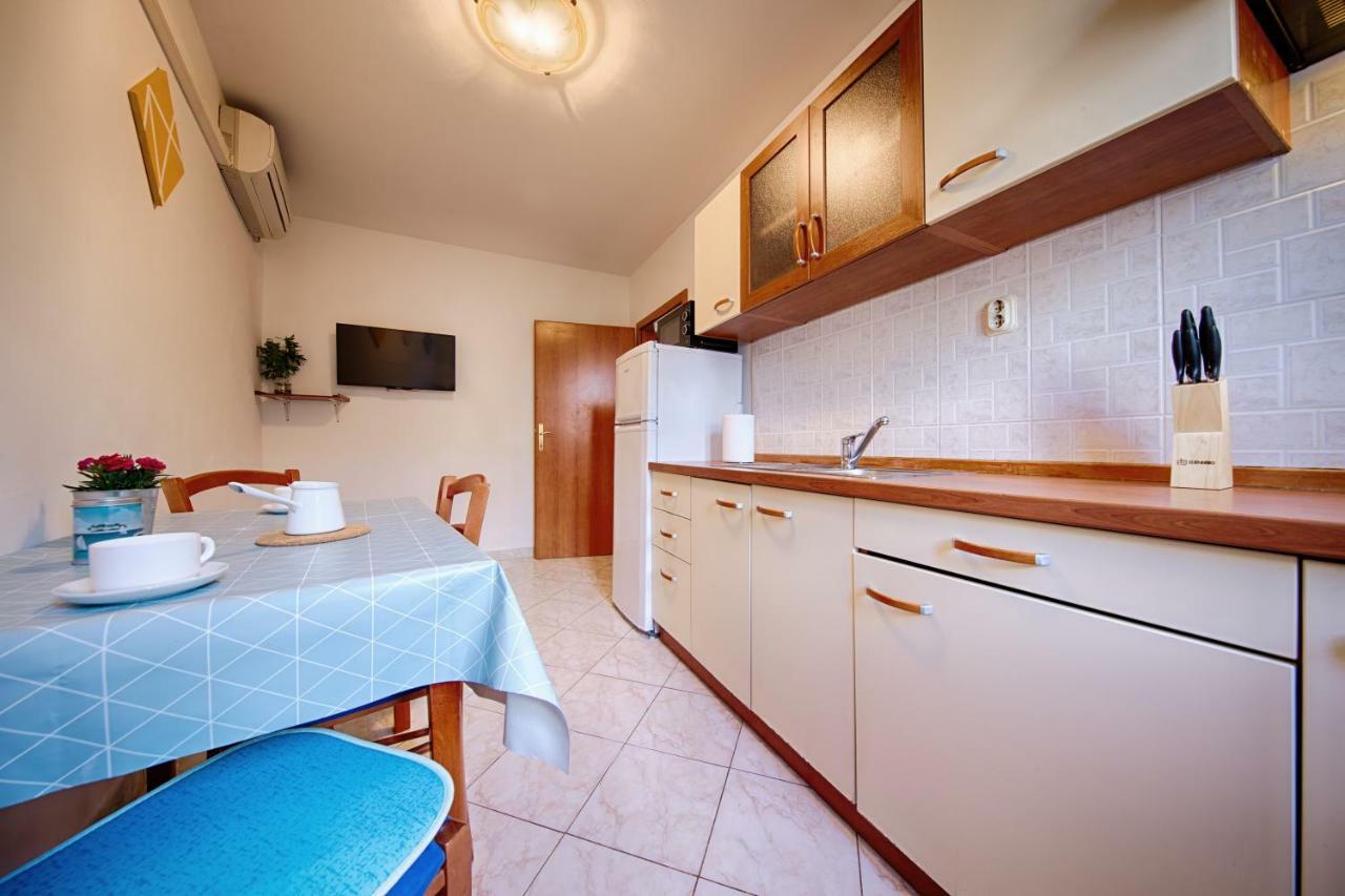 Apartments Marinkovic Komiza Bagian luar foto